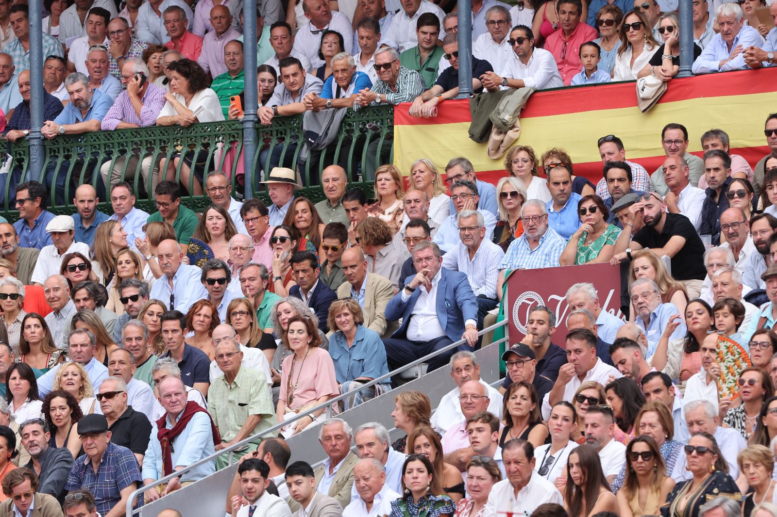 Los toreros salmantinos salen a hombros en un día gris de Morante