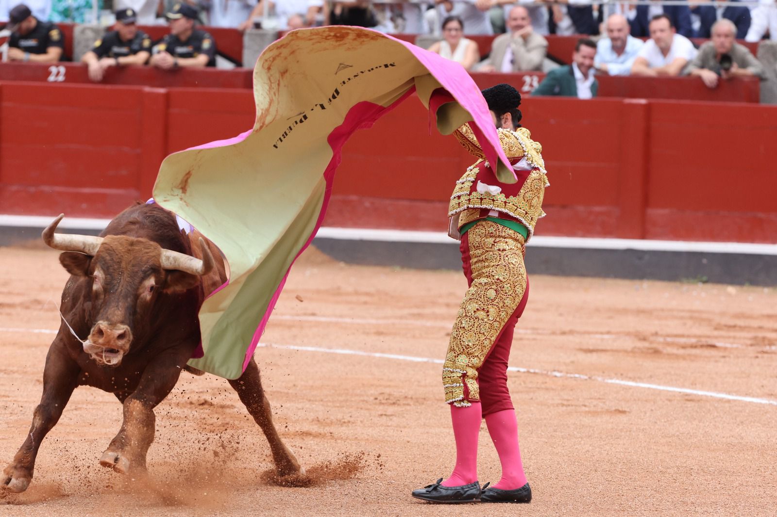 Los toreros salmantinos salen a hombros en un día gris de Morante