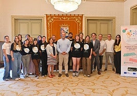 Roberto Martín, con participantes del proyecto 'ILIVE!'.
