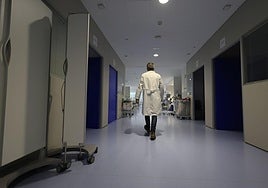 Médico en el Hospital de Salamanca en una imagen de archivo.