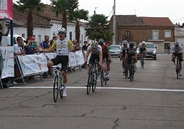 Llegada a línea de meta de la Vuelta Ciclista a Salamanca
