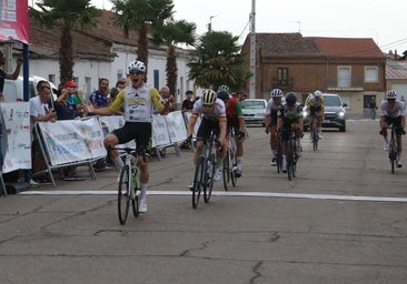 Joan Cadena gana en Babilafuente y es el primer líder de la Vuelta a Salamanca