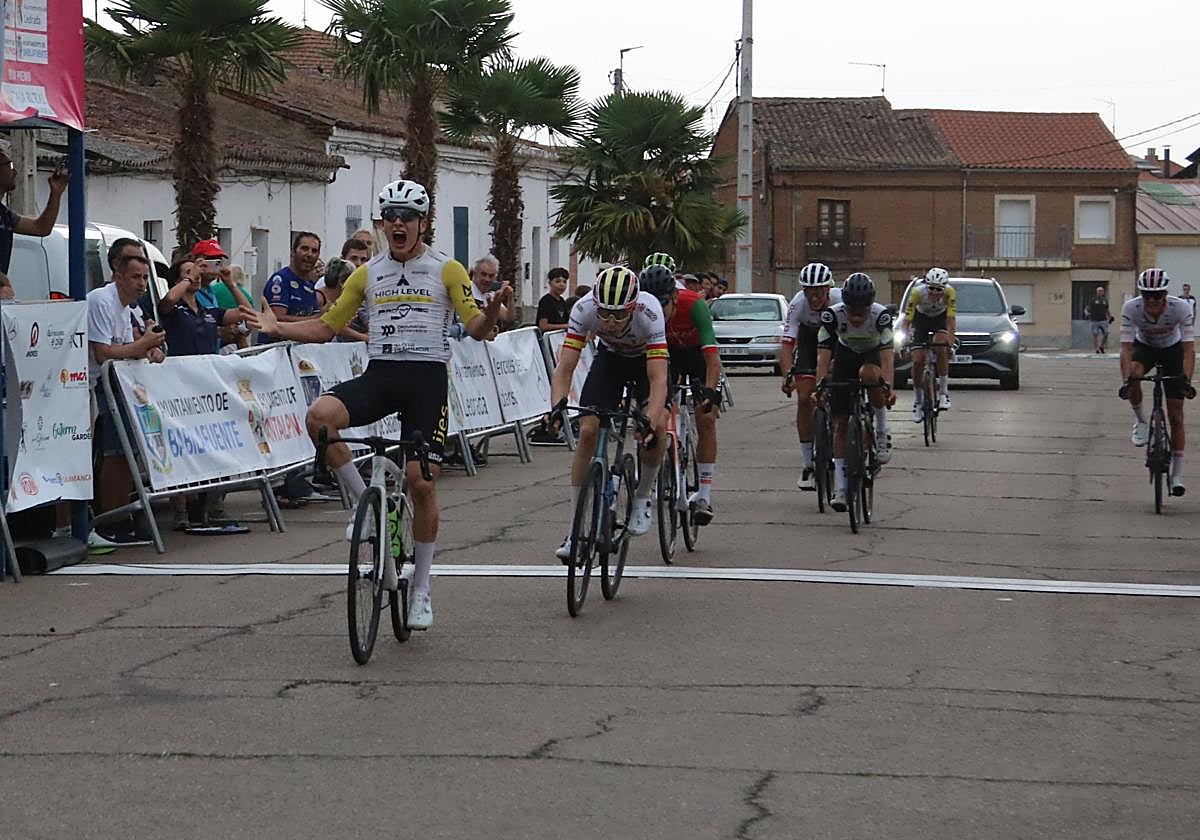 Llegada a línea de meta de la Vuelta Ciclista a Salamanca