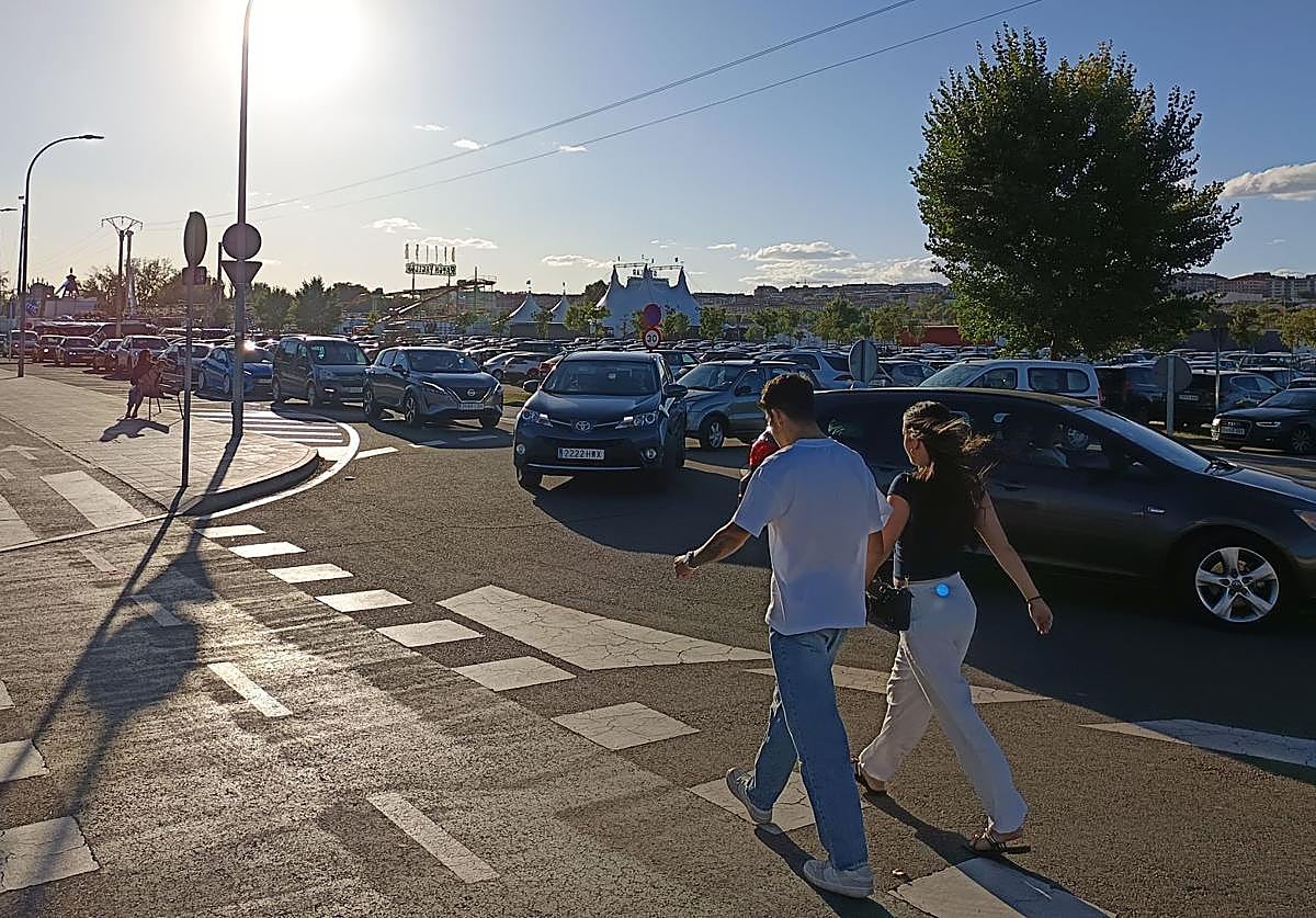 Embotellamiento total en el entorno del aparcamiento de La Aldehuela.