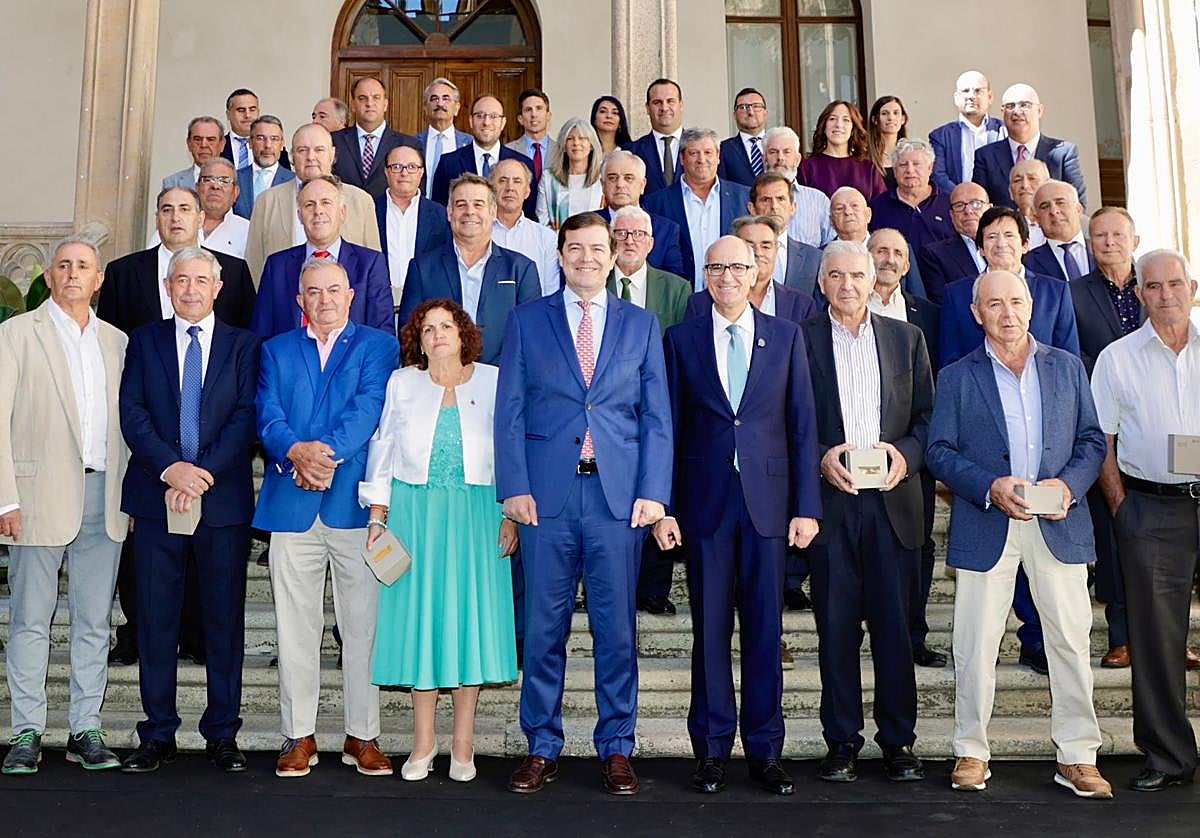 La Diputación de Salamanca homenajea a los alcaldes con más de 25 años de servicio público en el Día de la Provincia