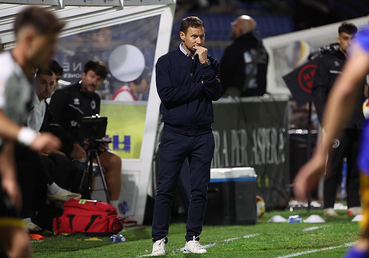 Mario Simón dirige a sus jugadores ante el Avilés