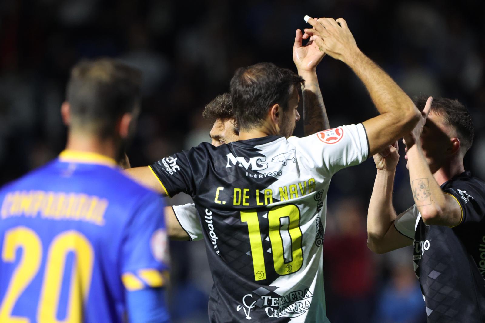 Unionistas remonta al Real Avilés y consigue los tres primeros puntos de la temporada