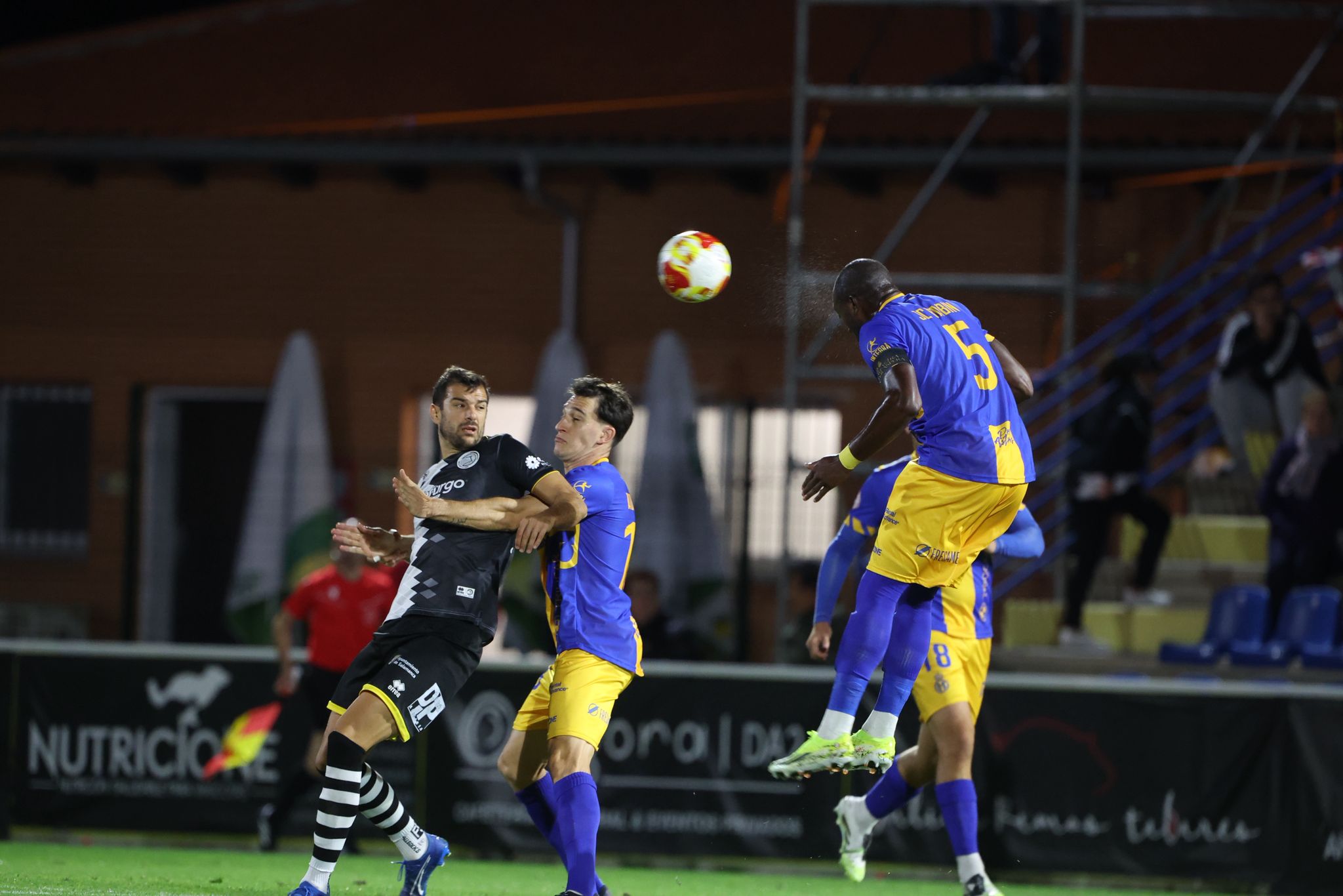 Unionistas remonta al Real Avilés y consigue los tres primeros puntos de la temporada