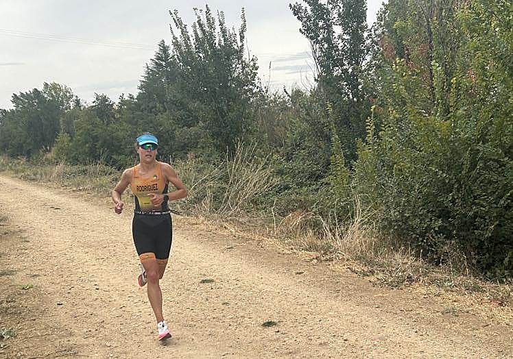Ester Rodríguez, en el tercer sector del Triatlón de Villamuriel