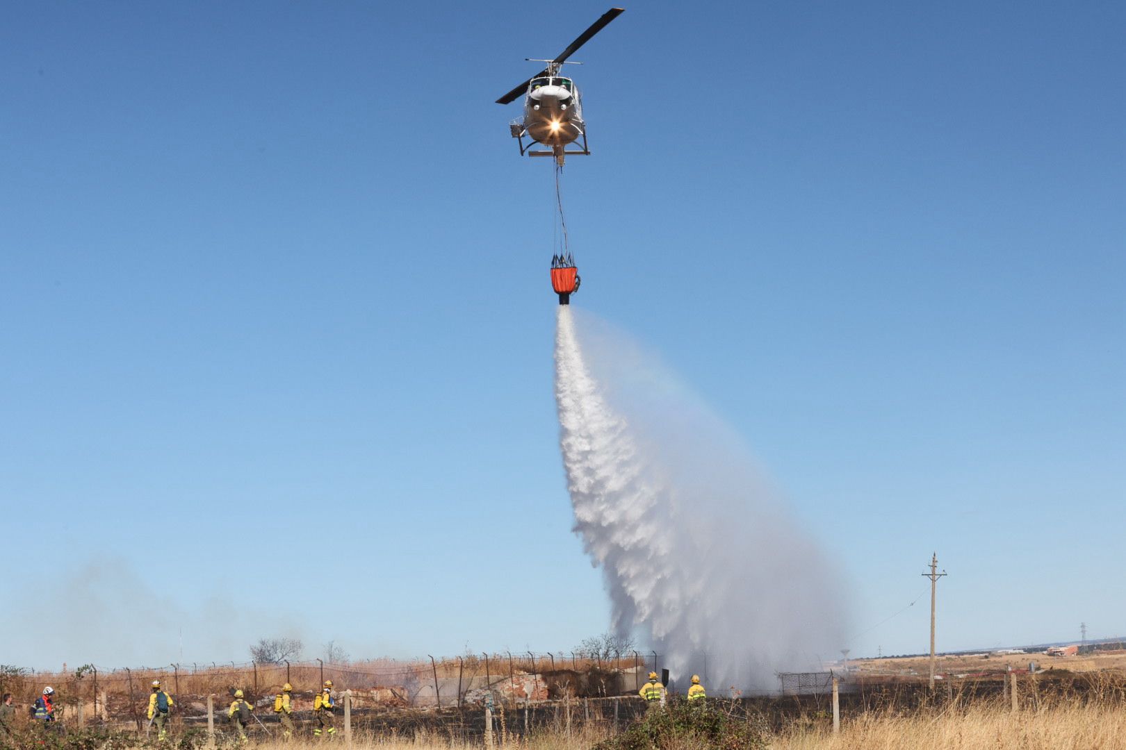 En imágenes, la actuación de los bomberos en Salamanca por un fuego en Vistahermosa