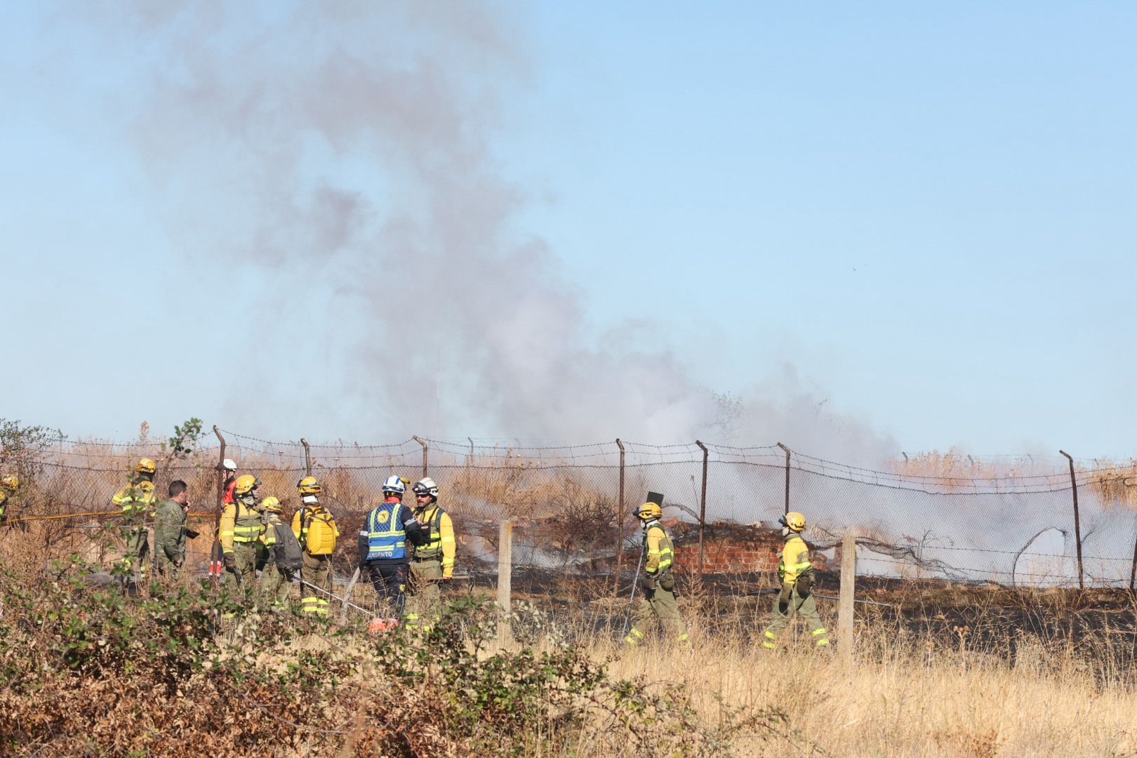 En imágenes, la actuación de los bomberos en Salamanca por un fuego en Vistahermosa