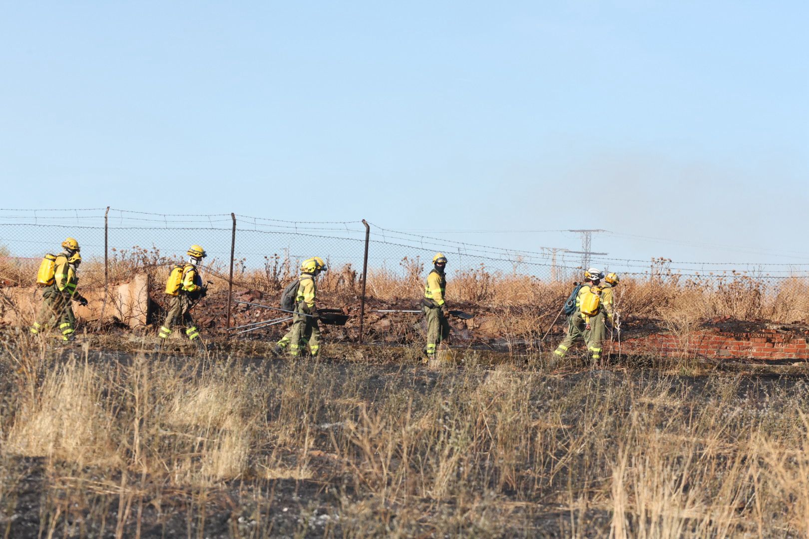 En imágenes, la actuación de los bomberos en Salamanca por un fuego en Vistahermosa