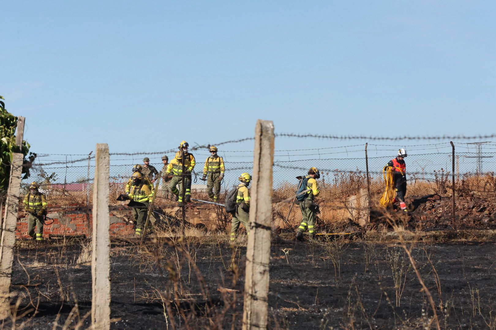 En imágenes, la actuación de los bomberos en Salamanca por un fuego en Vistahermosa