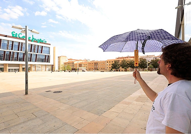 Un voluntario toma la temperatura en la plaza de la Concordia
