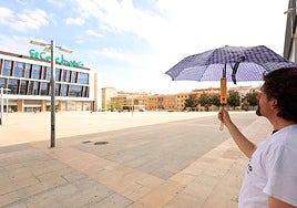Un voluntario toma la temperatura en la plaza de la Concordia