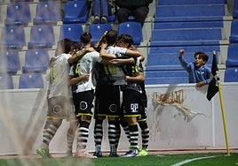 Celebración de uno de los goles durante el partido entre Unionistas y el Real Avilés