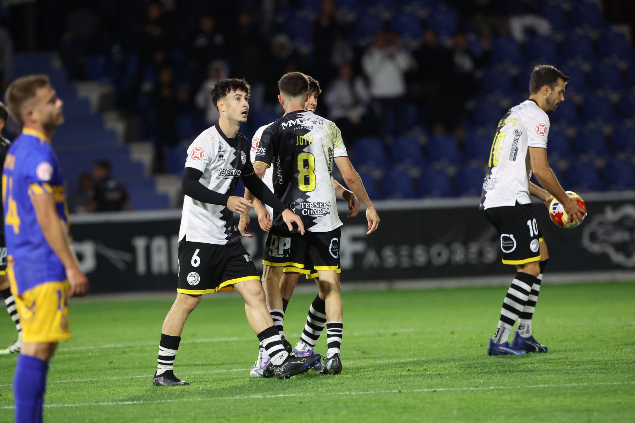 Unionistas remonta al Real Avilés y consigue los tres primeros puntos de la temporada