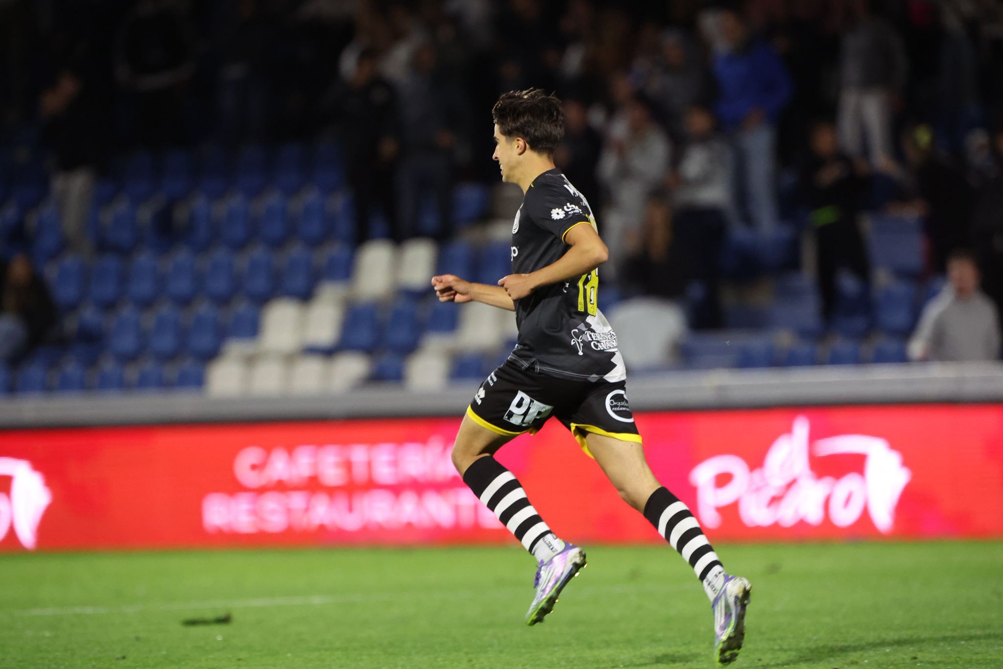 Unionistas remonta al Real Avilés y consigue los tres primeros puntos de la temporada