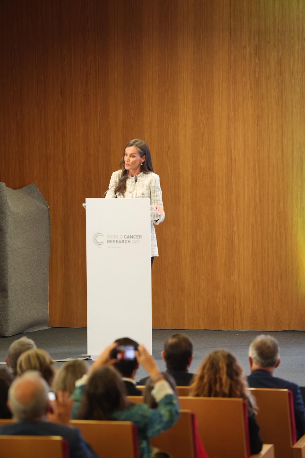 La Reina Letizia visita Salamanca para apoyar la investigación del Cáncer