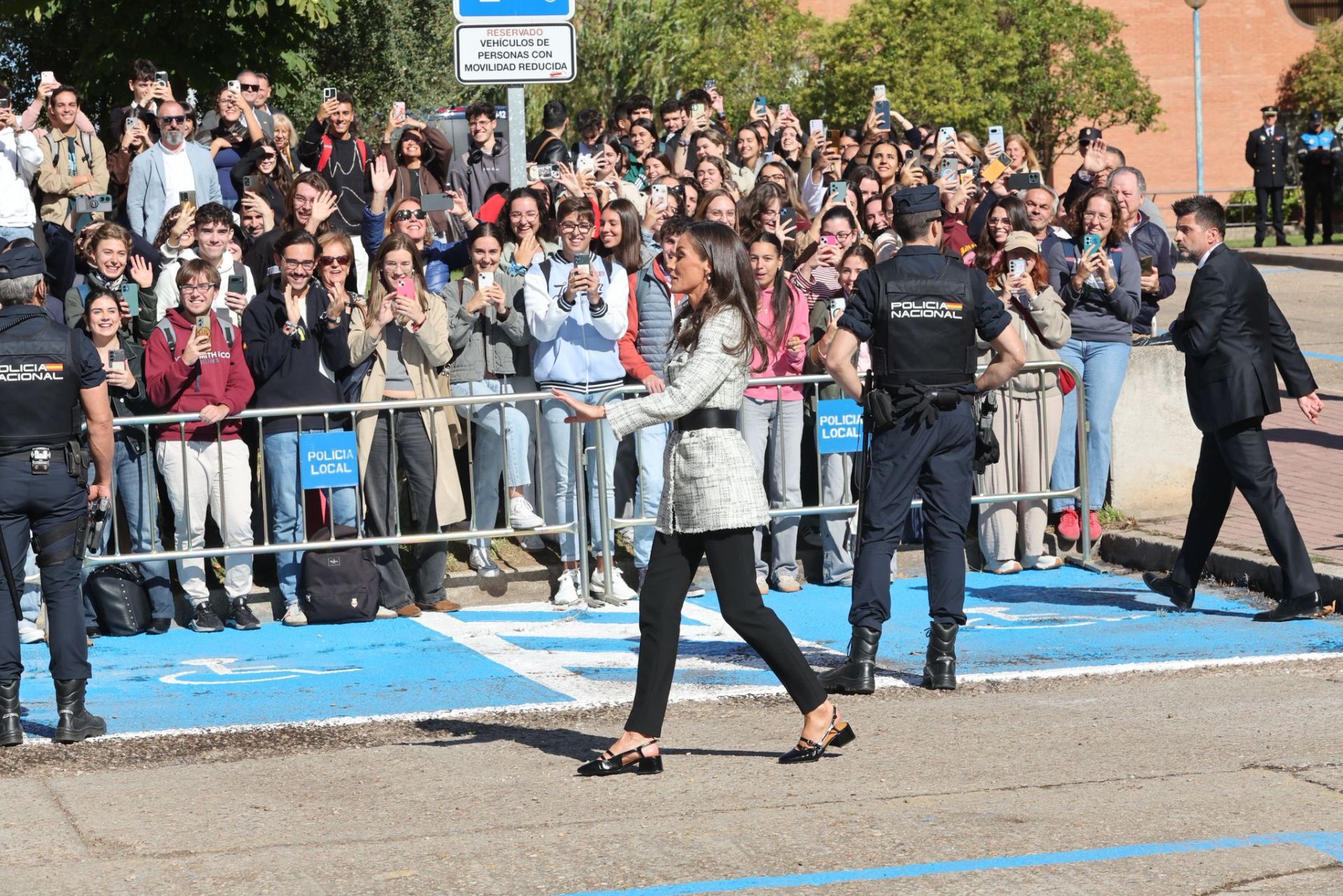 La Reina Letizia visita Salamanca para apoyar la investigación del Cáncer