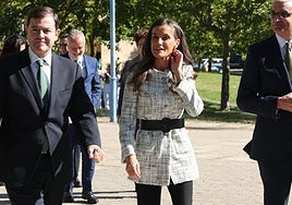 La Reina Letizia junto al presidente de la Junta de Castilla y León, Alfonso Fernández Mañueco y Xosé Bustelo, director del Centro del Cáncer
