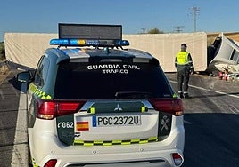 Operativo de tráfico de la Guardia Civil en el lugar del accidente.