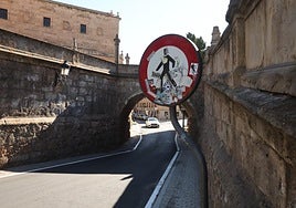 Señal de prohibición para que los peatones no pasen bajo el puente del Soto.