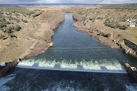 Salida de agua la pasada primavera en el embalse de Santa Teresa.