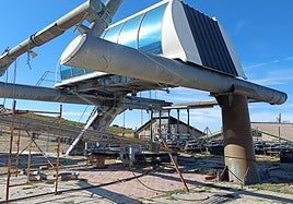 La clave para hacer funcionar la estación a su nivel: el telesilla, totalmente desmontado y pendiente de reparación.