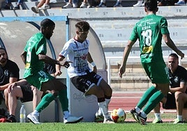 Una acción del duelo entre el Salamanca UDS y el Astorga de la segunda jornada en Las Pistas.