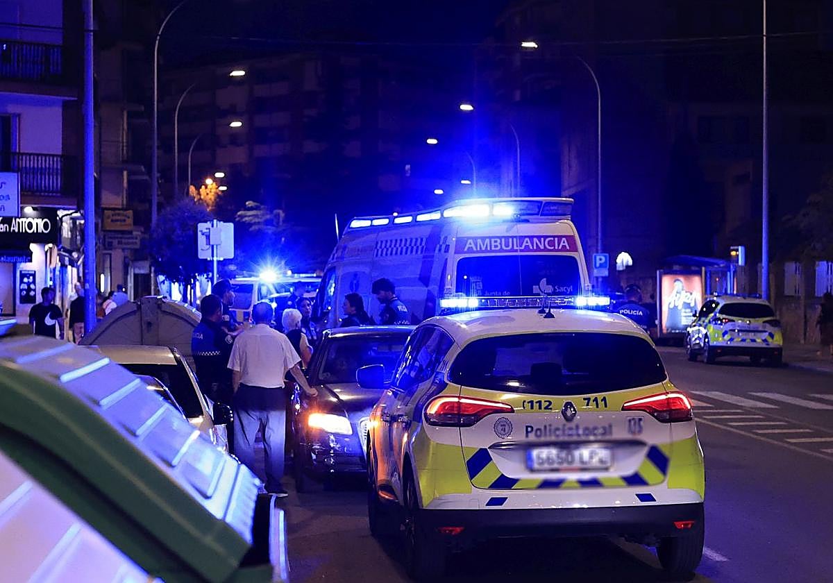 Ambulancia y Policía Local en un atropello.