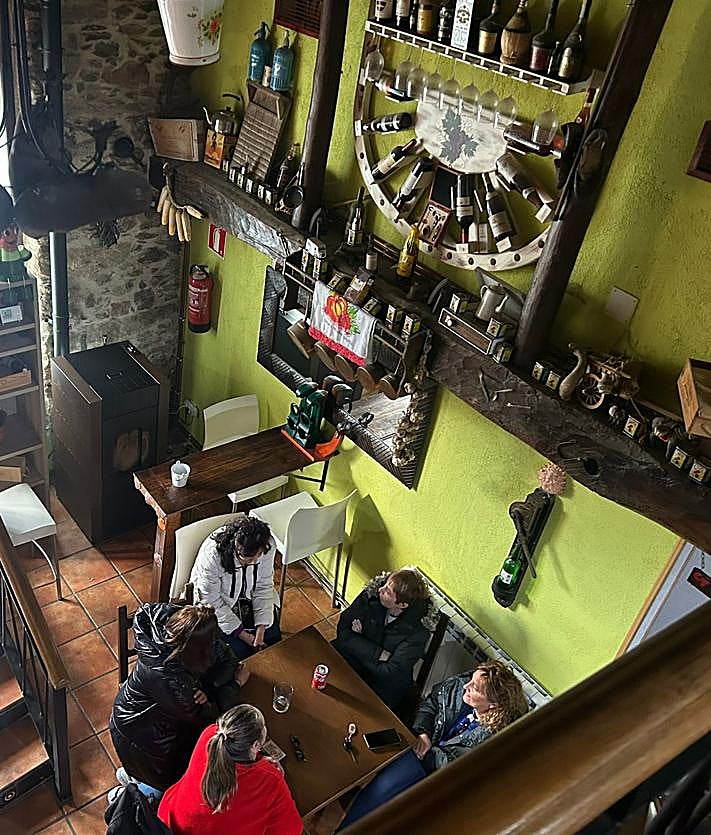 Imagen secundaria 2 - El bar y restaurante tiene dos pisos.