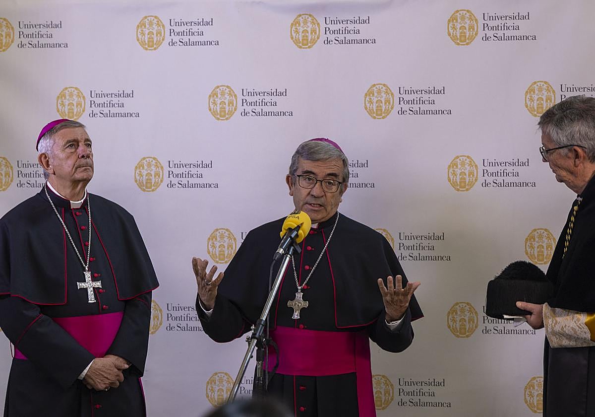 El presidente de la Conferencia Episcopal Española, Luis Argüello; el gran canciller de la Upsa, José Luis Retana; y el rector de la Universidad Pontificia, Santiago García-Jalón de la Lama, en el Claustro de acceso al Aula Magna