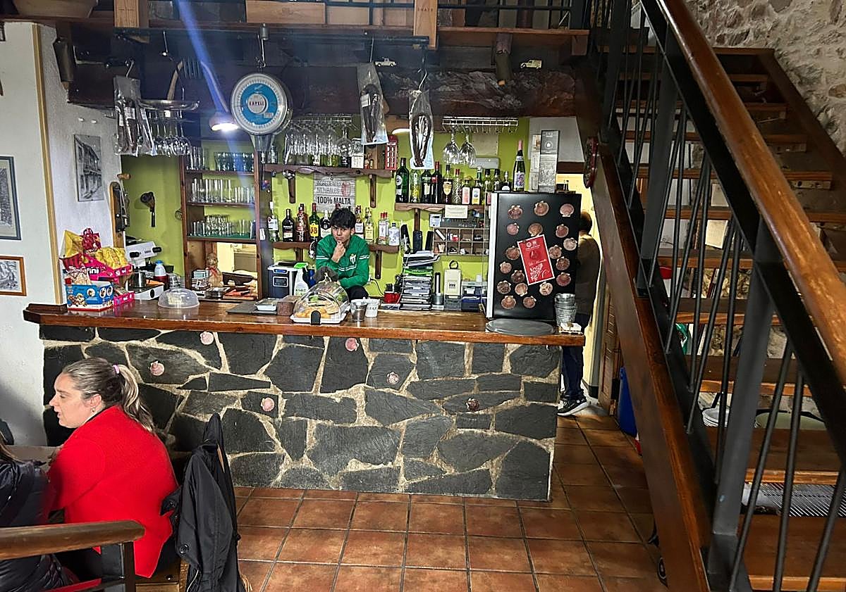 Imagen principal - El bar y restaurante tiene dos pisos.