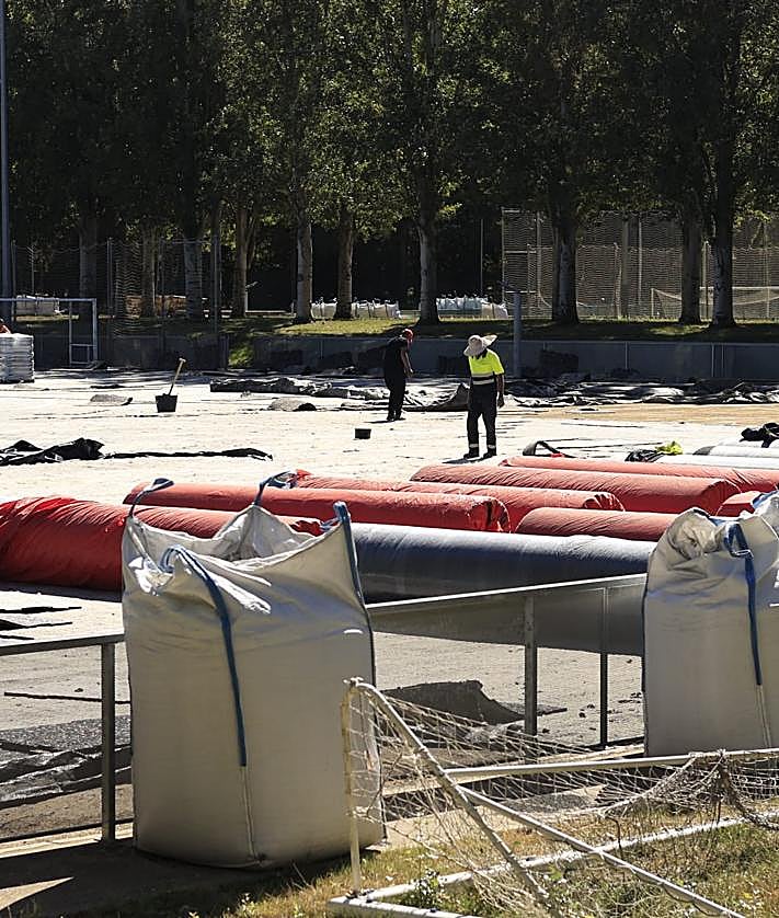 Imagen secundaria 2 - Trabajos en La Aldehuela, donde se ha recogido el material amortiguante en grandes bolsas.