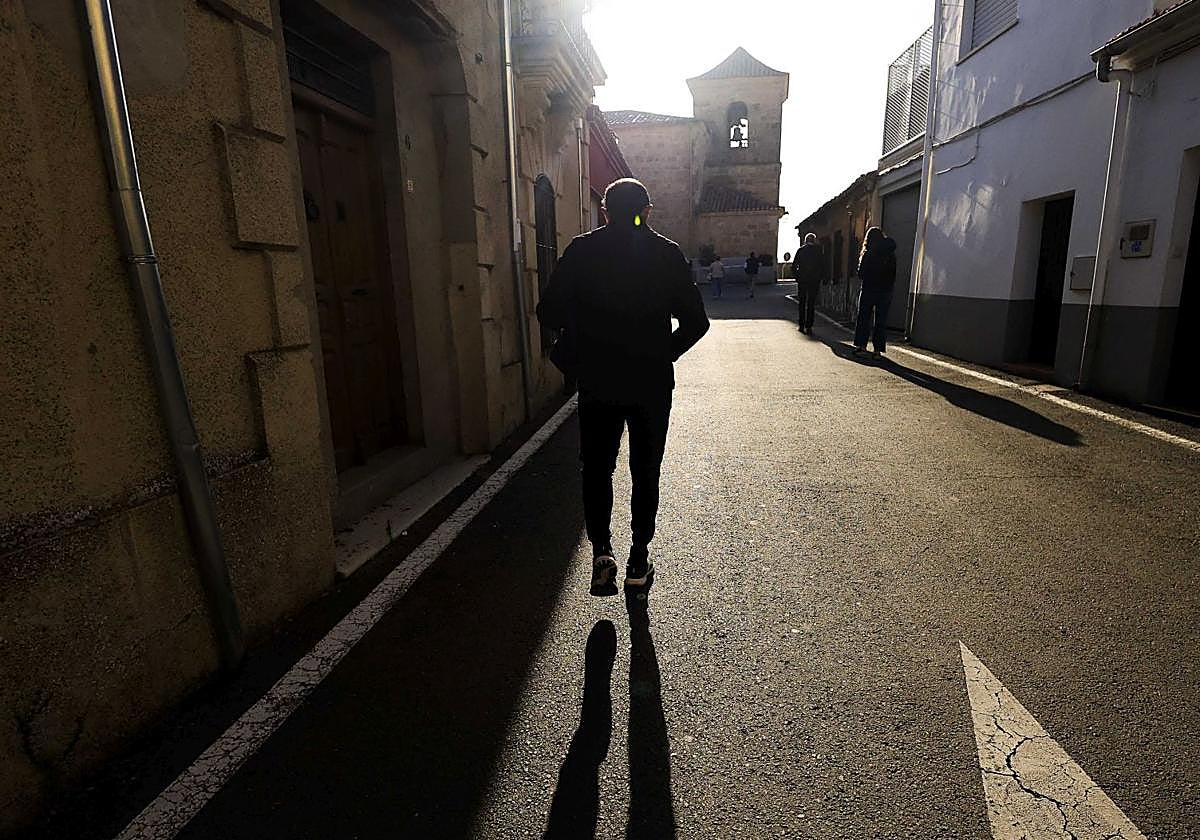 Una persona pasea por una calle de Cabrerizos.