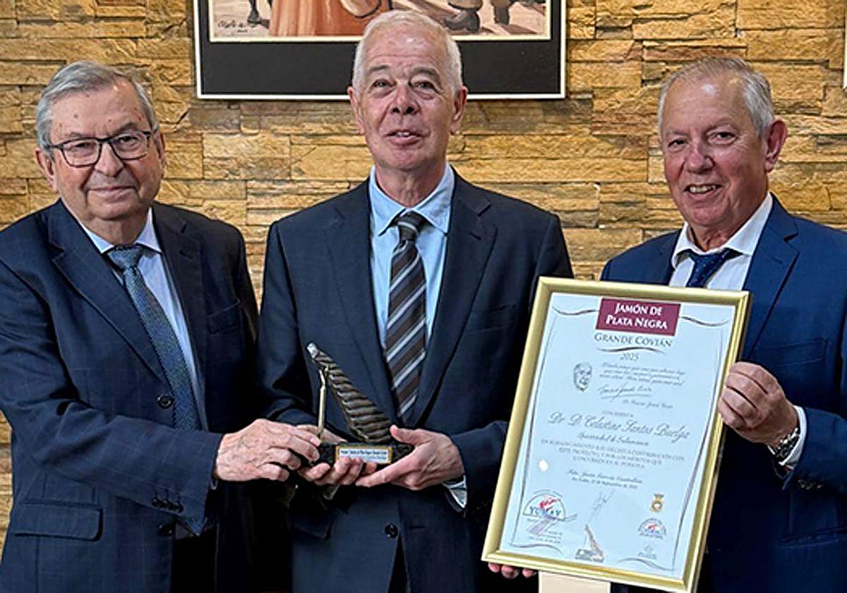 El Catedrático Celestino Santos Buelga recibe el premio.