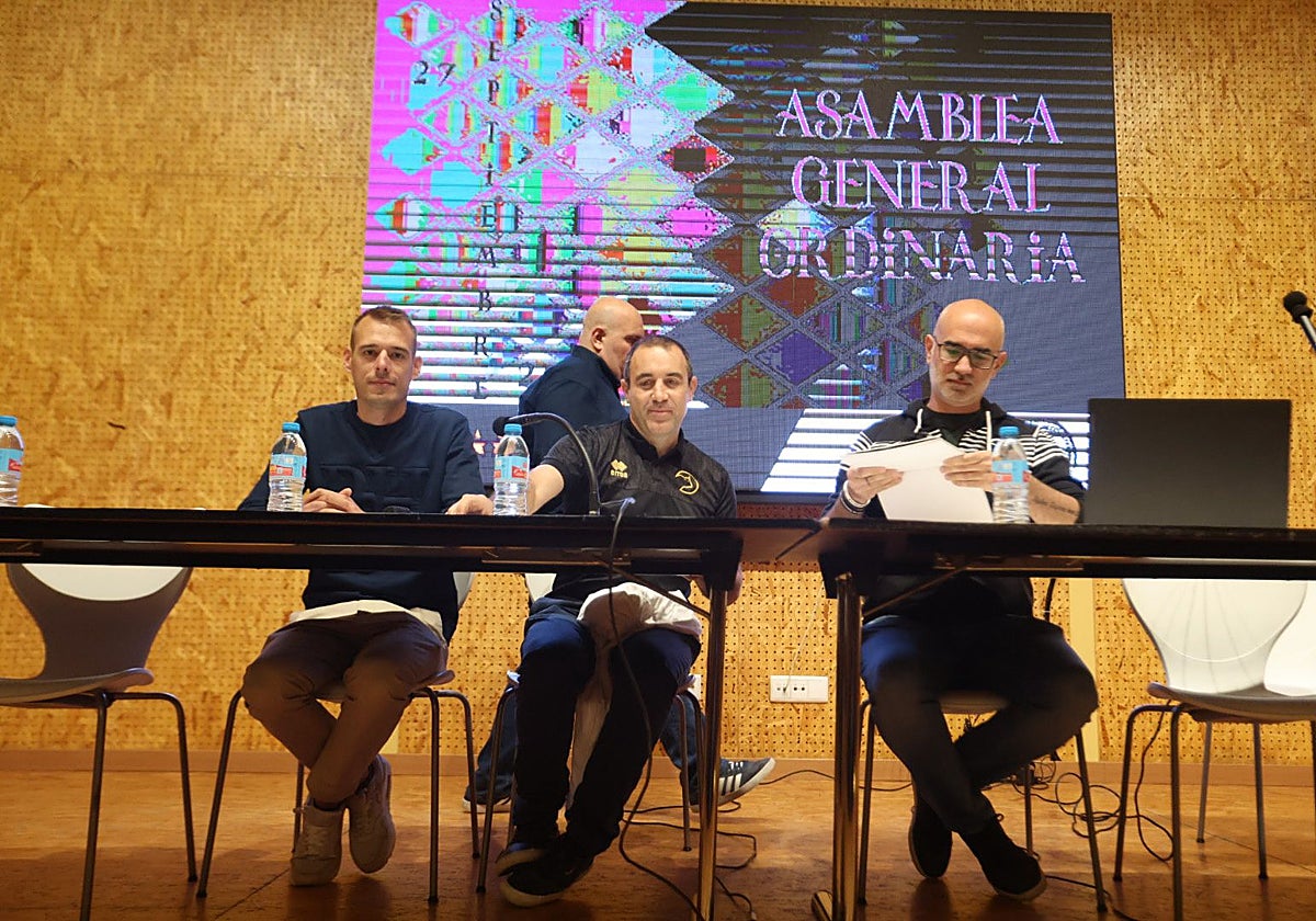 El presidente, Roberto Pescador, en el centro de la mesa