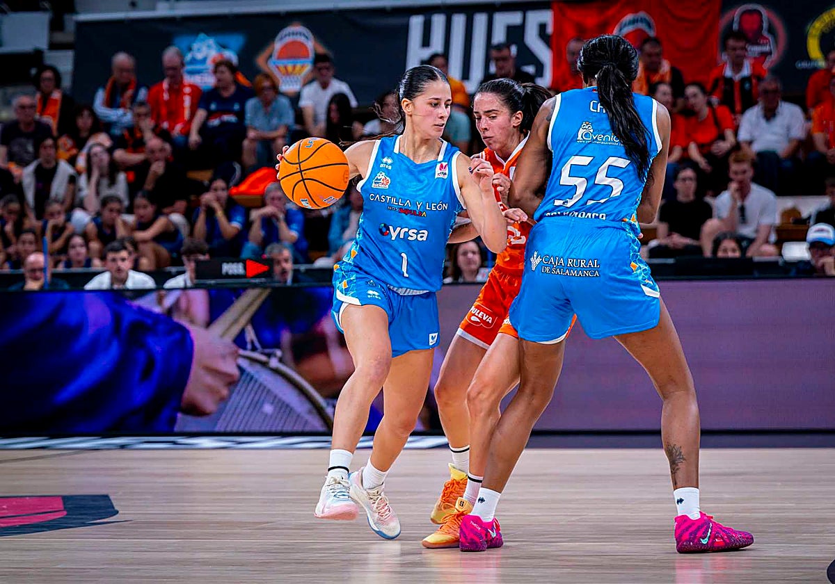 Soriano conduce el esférico y pasa el bloqueo de Cave