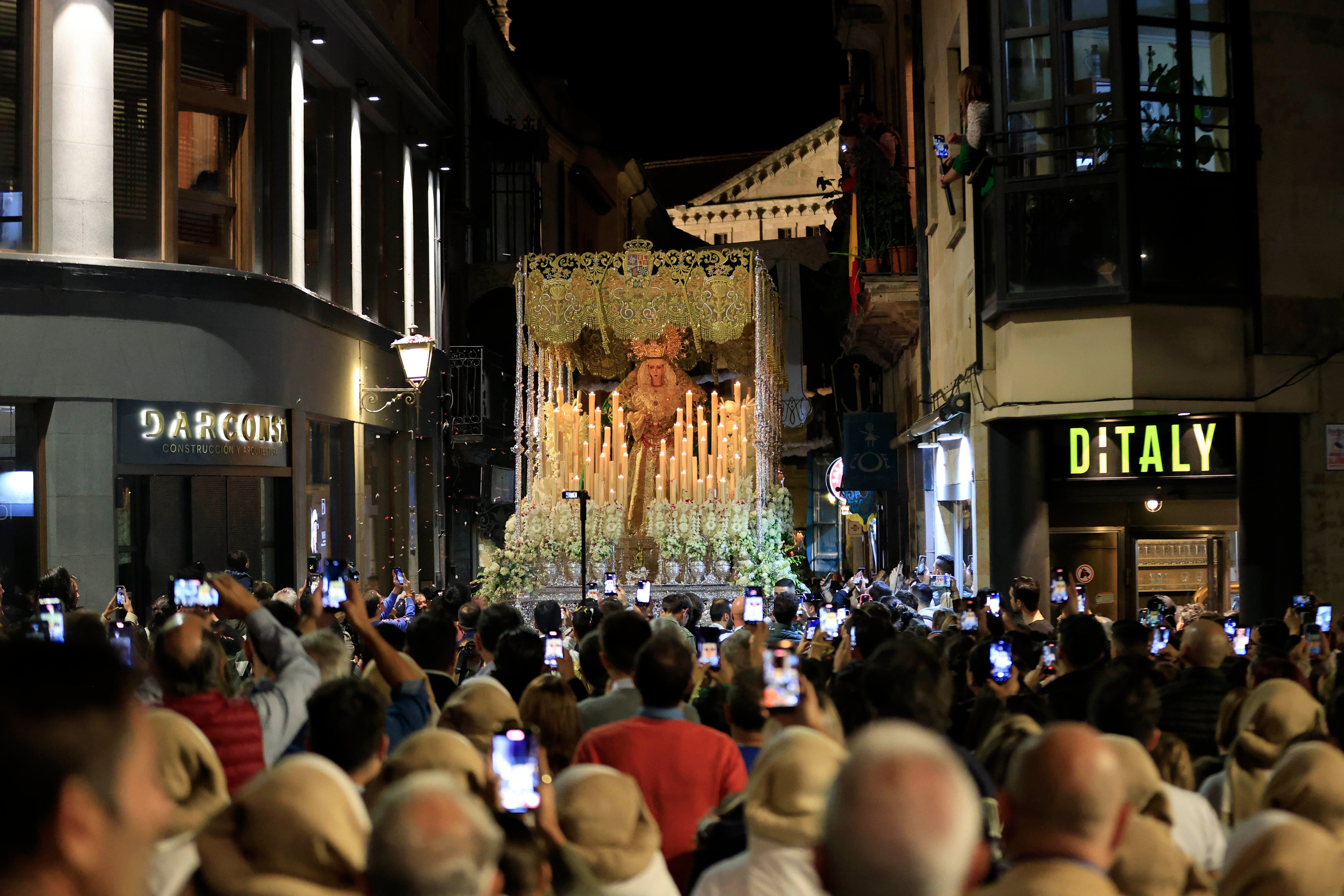 La procesión extraordinaria de la Esperanza, en imágenes