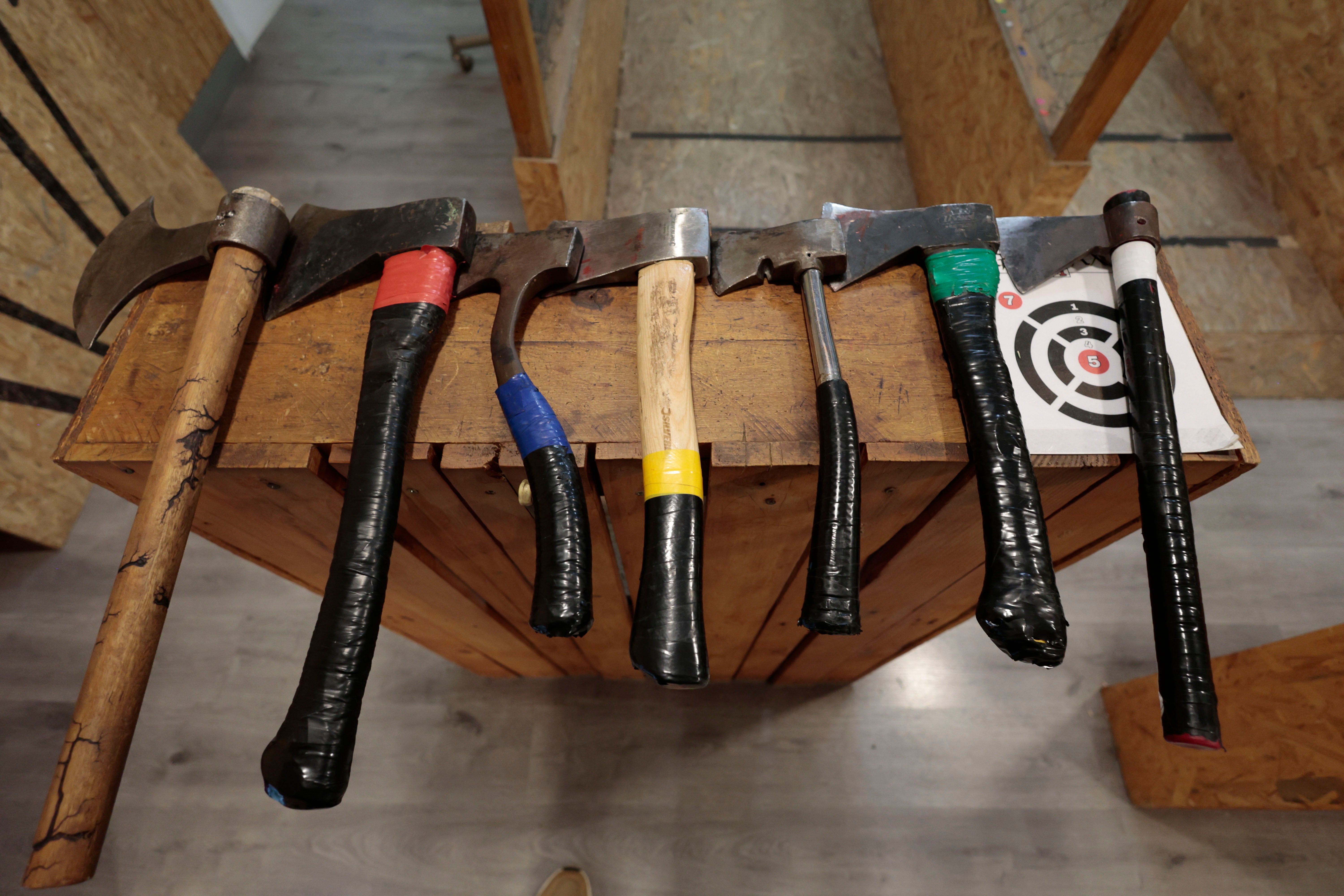 Imagen secundaria 1 - El único local de lanzamiento de hachas en Salamanca: ocio, deporte y adrenalina en pleno centro