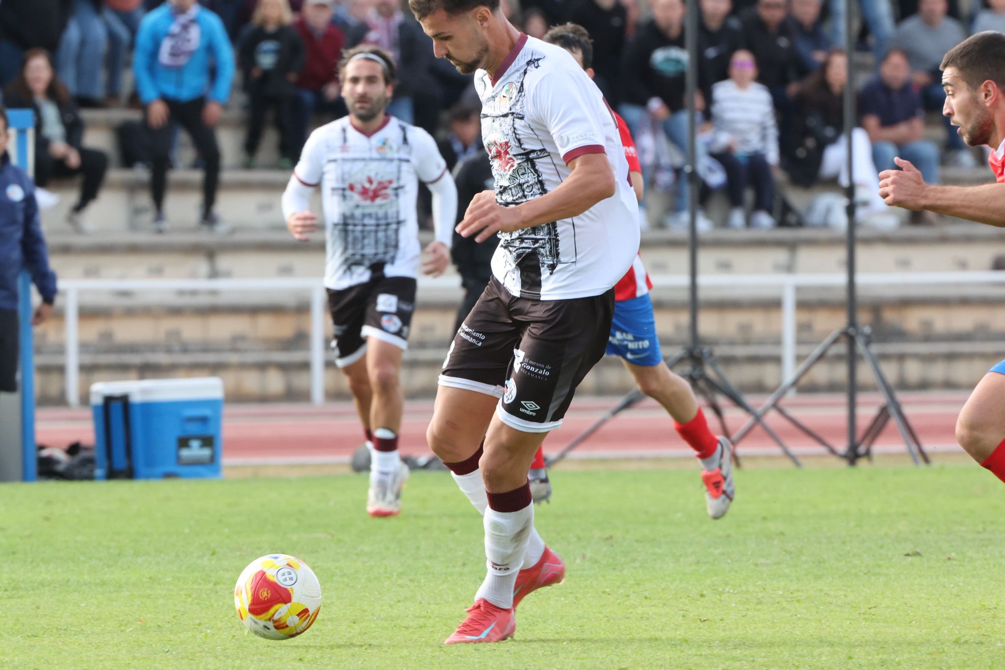 El Salamanca CF UDS vence al Ourense con un gol en el descuento