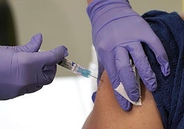 Llega la vacuna contra gripe, Covid y bronquiolitis en Salamanca: fechas, dónde y quién tiene que ponérsela