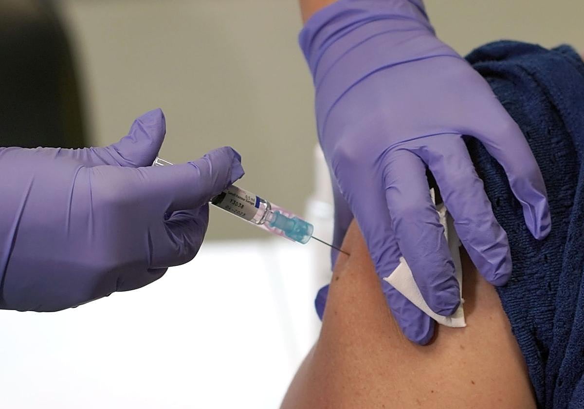 Llega la vacuna contra gripe, Covid y bronquiolitis en Salamanca: fechas, dónde y quién tiene que ponérsela