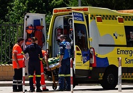 Una ambulancia recoge a una persona herida en un accidente en una imagen de archivo.