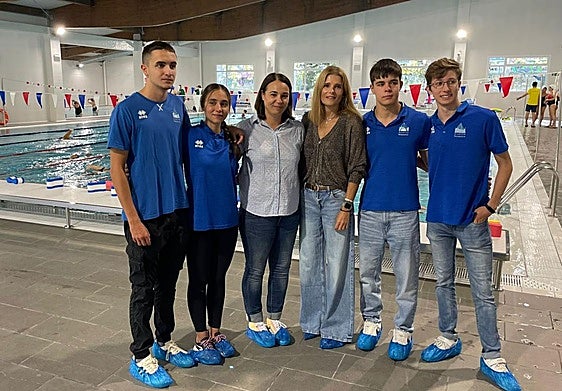 La concejala de Deportes, Almudena Parres, acompañada por María Cerón, presidenta del Club Acuático Salamanca, y alguno de sus componentes.