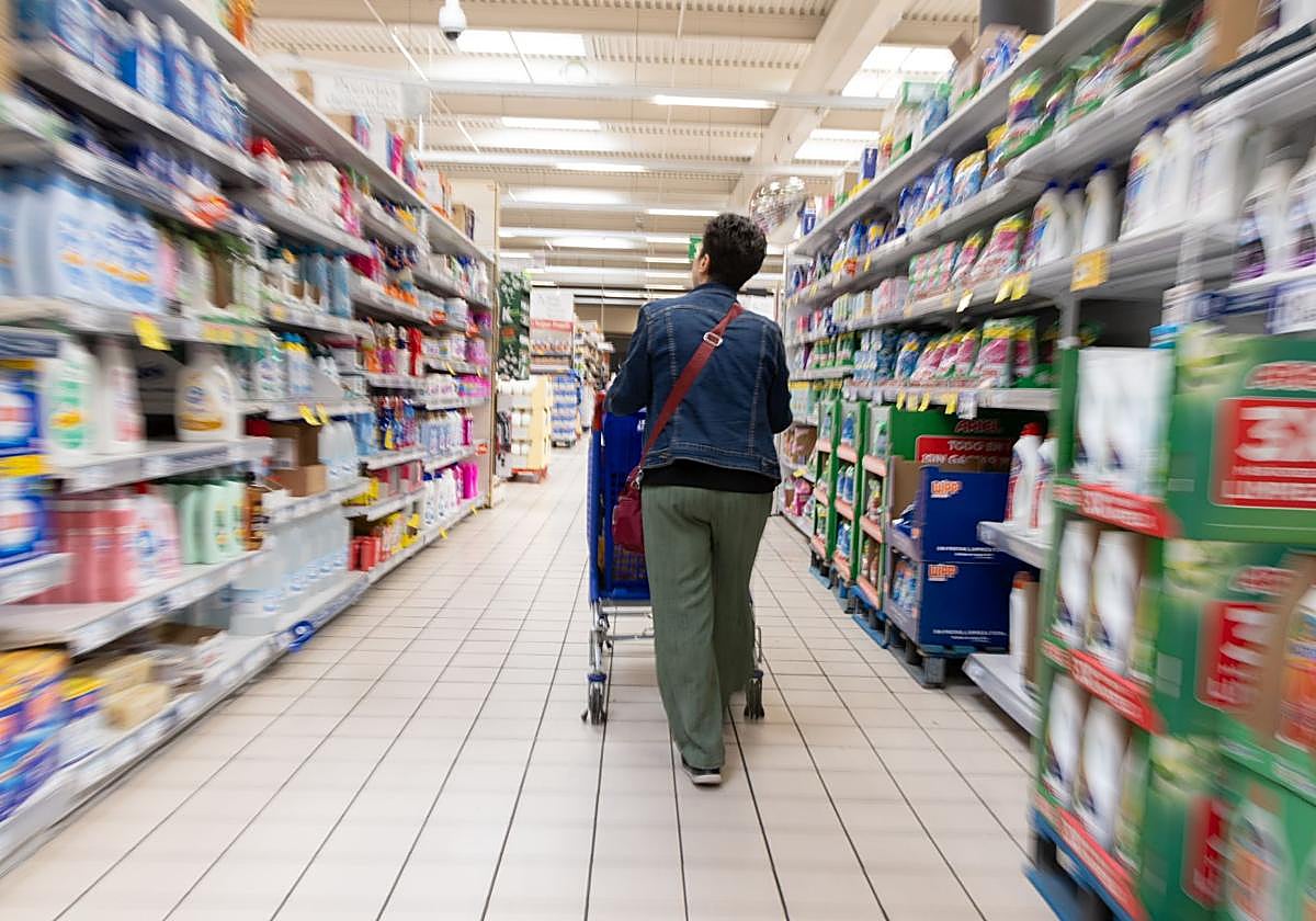 Imagen de una mujer comprando en un supermercado.