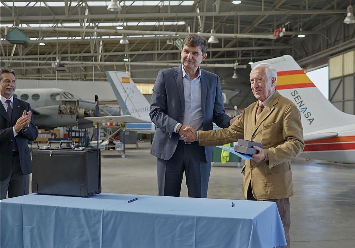 Acto de cesión de la aeronave Bonanza F33A de SENASA a la Fundación Infante de Orleans.