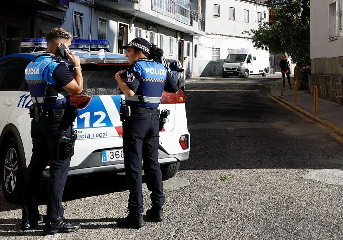 Agentes de la Policía Local de Béjar en una calle del municipio bejarano.