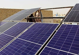 Imagen de archivo de la colocación de una planta solar.